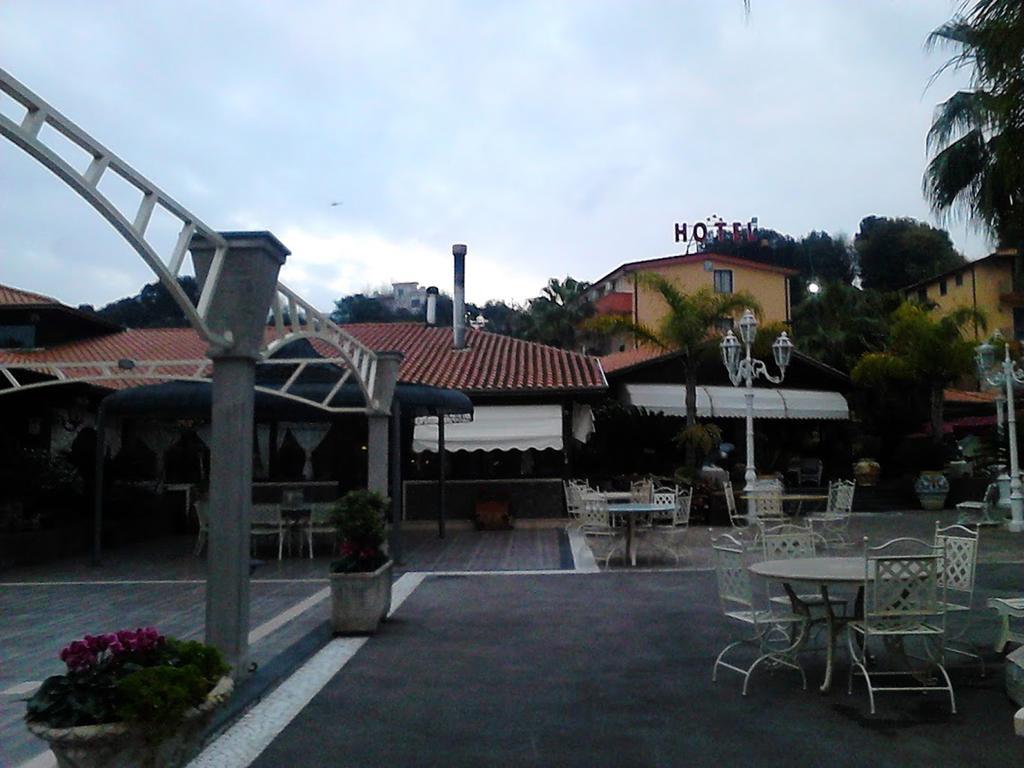 Hotel Happy Days Лікола Екстер'єр фото